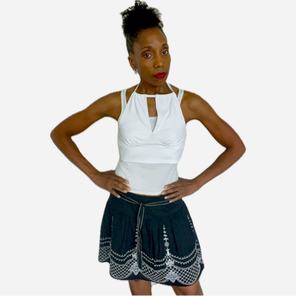 SPEECHLESS•SIZE L•BLACK & WHITE•EMBROIDERED MINI SKIRT W/LINING AND BELT